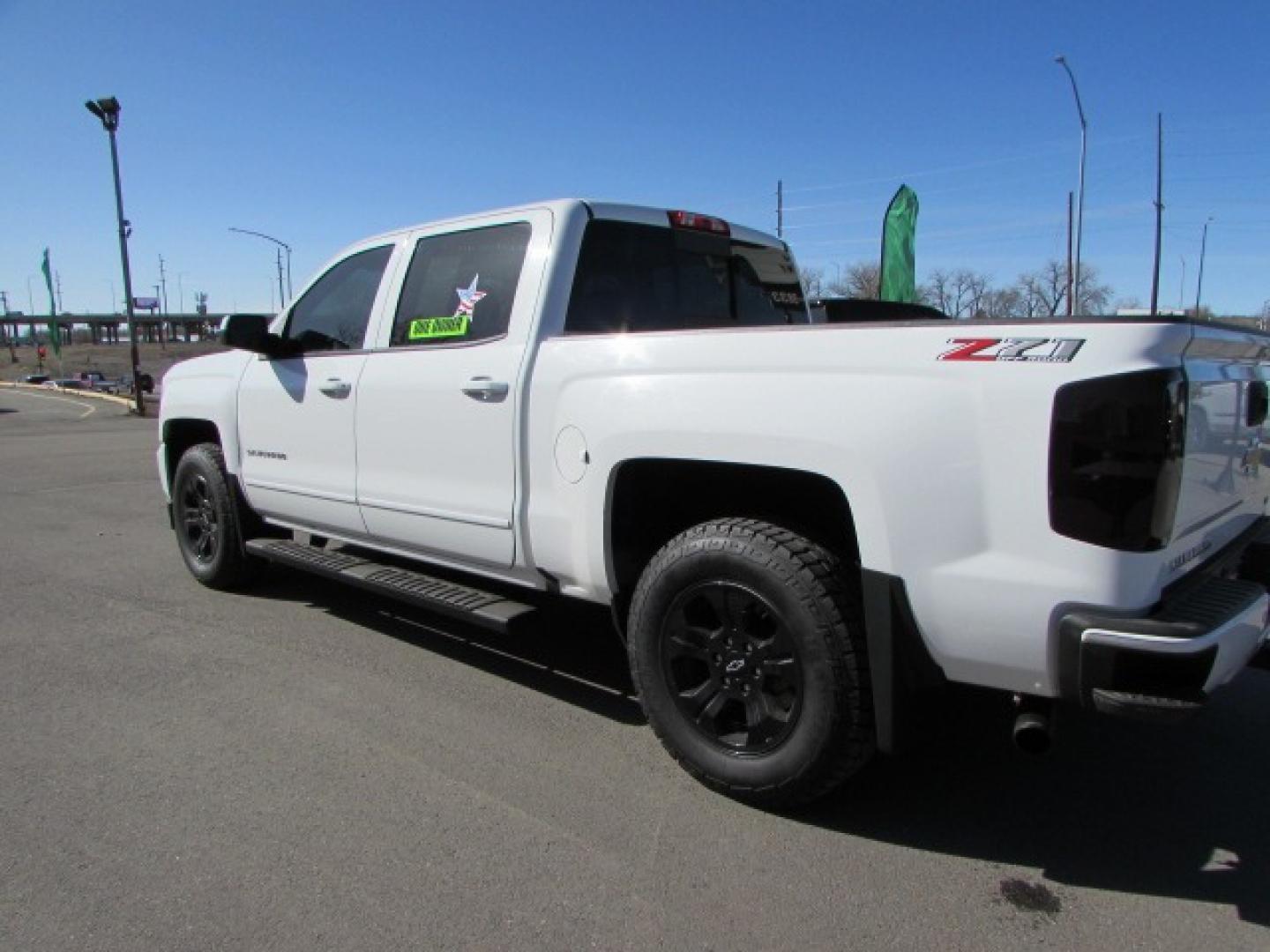 2018 White /Gray Cloth Chevrolet Silverado 1500 LT Z71Crew Cab 4WD (3GCUKRECXJG) with an 5.3L V8 OHV 16V engine, 6A transmission, located at 4562 State Avenue, Billings, MT, 59101, (406) 896-9833, 45.769516, -108.526772 - Photo#1